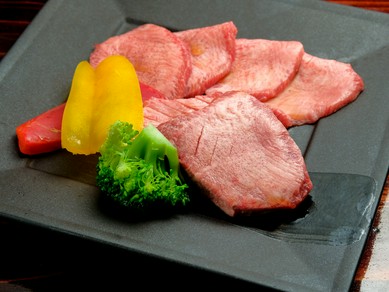 タンの中でも部位ごとに切り方や厚みを変更『特上タン・厚切りタン』