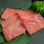 牛モモの中心部分にあるマルシン。モモ肉から守られるように存在しており、驚くほどジューシー。軽く網の上に乗せるだけで、すぐに火が通ります。