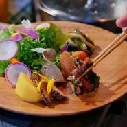 京野菜にこだわっているのが特徴。地元でも愛されている食材から知られていないものまで、目利きの腕が光ります。農家から買い付ける新鮮なイチゴやベリーを使った自家製ヴィネガードリンクもオススメです。