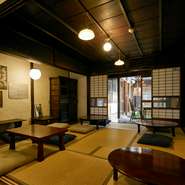 京都駅から少し離れた西洞院正面の閑静な場所に佇む【食と森】。大正時代の町家をリノベーションした店内には骨董品や現代アートが飾られ、そこにいるだけで伝統と革新の調和を感じることができます。