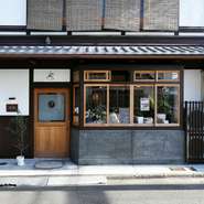 大正ロマン×観葉植物をコンセプトに、柔軟な発想で楽しませてくれる一軒。京都の豊かな恵みを活かした料理には、和洋中の技法を取り入れて。「アデリア」のレトログラスなど、カトラリーにもこだわりが伺えます。