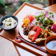 京野菜と身体に優しい豆腐ハンバーグ、五穀米や季節の炊き込みご飯、お味噌汁のプレートランチ定食を堪能ください♪