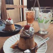 純喫茶のレトロ風プリンさながらの、固め食感が特徴的。厳選した地元産の卵をたっぷり使用しています。口の中いっぱいに広がるとろけるおいしさに、頬が緩みます。