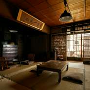 大正ロマンと観葉植物をコンセプトにした店内。1階のフロアから庭園を眺めたり、天気の良い日は木漏れ日の中で食事を楽しむこともできます。時が静かに流れる穏やかな空間で、思い思いの時間を過ごしみて。