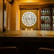 落ち着いた雰囲気のカウンターは、デートにオススメです。肩を寄せ合っておいしい料理とお酒を味わえば、自然と良いムードに。しっとりと、二人の世界に浸れます。