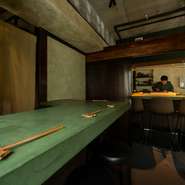 いわゆる個室ではなく、入口から席に着くまでがエンタテインメント。L字型のカウンターが設えらえた個室があり、接待や顔合わせ、同窓の集いなど幅広いシチュエーションで利用できます。