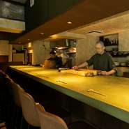 目の前でシェフの華麗な手さばきを見ることができたり、シェフとの会話が楽しめたりするカウンターは、お一人様の特等席。感染症対策もされており、マイペースで食事とお酒を堪能できます。