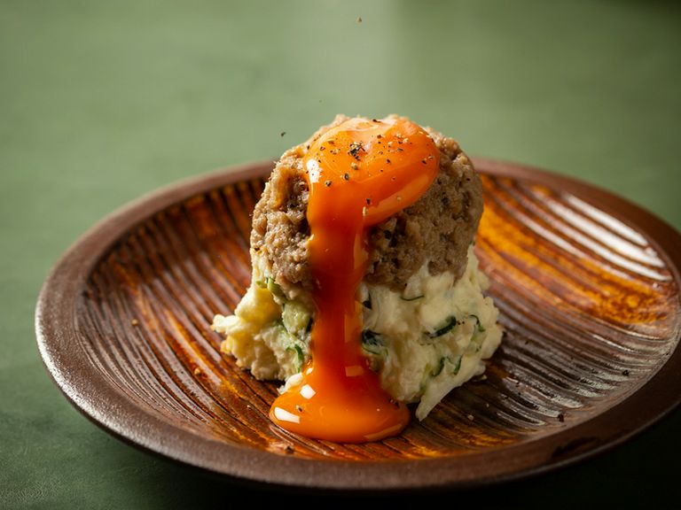 トロッとした卵黄を絡めていただく『豚そぼろと卵黄ポテトサラダ』