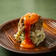 肉の旨みと玉ねぎの甘みが絶妙にマッチしたソースと卵黄を絡めていただくポテトサラダ。食べ応えがありつつ、あっさりとしていて、最初の一品にピッタリです。