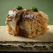 脂の乗った鯵を備長炭の炭で炙り、醤油を塗って最後に薬味を乗せた人気の棒鮨。この棒鮨のためにお腹のスペースを残しておきたい、〆に欠かせない逸品です。