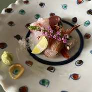 すだち、塩、辛子で味わえる「その日の炭叩き」と、旬の魚介のお造り三点を盛付けたお店自慢の一皿。新鮮な魚介ならではのおいしさに癒やされます。お酒との相性も抜群。