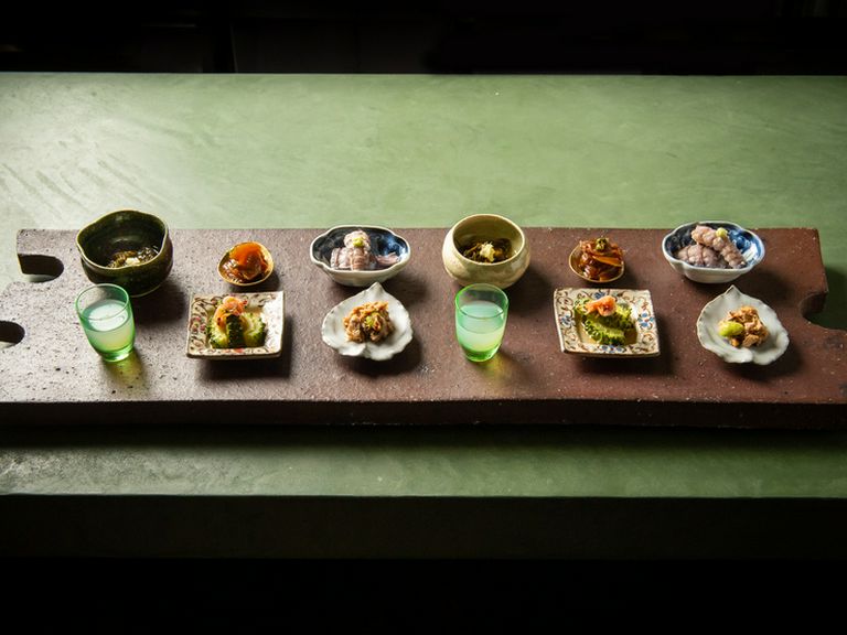 いろいろな料理を少しずつ味わえる『豆皿六種盛り』