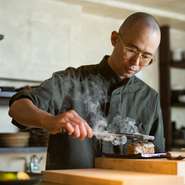 「フランクなもてなしで、ゲストを迎えるようにしています」と語る本光氏。ゲストとの距離感を見極めながら、臨機応変な対応で大人が楽しく過ごせる雰囲気を演出してくれます。