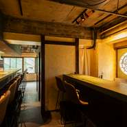 民家をリノベーションしたというこだわりの店内は、都会の喧噪を忘れさせてくれるような落ち着いた雰囲気。心地のよい空間で、ゆったり料理とお酒を楽しめます。