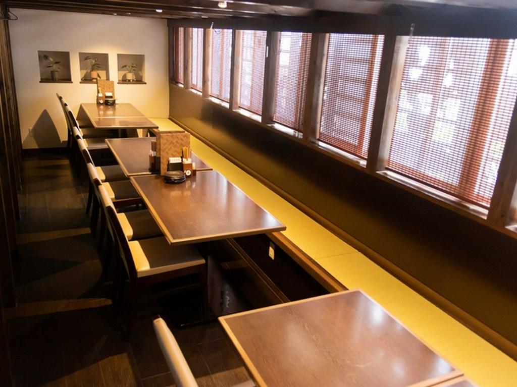 ベンチタイプの席で広々