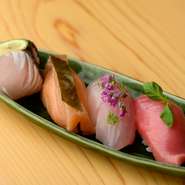 店主の目利きで仕入れた、鮮度の良い旬の食材を用いたお料理をご用意しております。その日の仕入れによって変わる献立で、ご来店毎に異なる楽しみが。活気溢れる店内で全国から直送される新鮮な魚介をご堪能ください