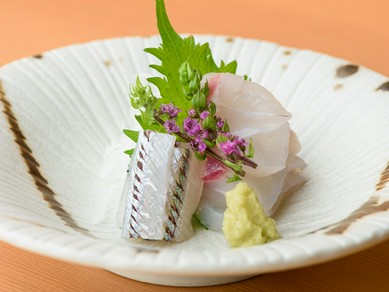 その時季にしか味わえない逸品。とことん鮮度にこだわっている『季節の鮮魚のお造り』