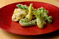 山菜はさまざまな種類があり、四季を通じて食べることができる食材です。そんな四季折々の山の幸を天ぷらにした一皿。旬の食べ物のありがたみを感じることができます。なお、季節により内容は変更となります。