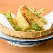 山菜はさまざまな種類があり、四季を通じて食べることができる食材です。そんな四季折々の山の幸を天ぷらにした一皿。旬の食べ物のありがたみを感じることができます。なお、季節により内容は変更となります。