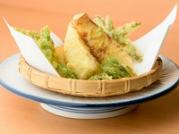 四季折々の山の幸を天ぷらに。旬の食べ物のありがたみが感じられる『季節の山菜天ぷら盛り合わせ』