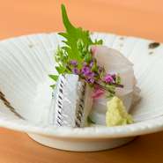 その日に入った旬の鮮魚を、丁寧に盛り付けている一皿。季節ごとに入荷する鮮魚が違うので、毎日新しい出合いがあります。見た目も意識して盛り付けられているので、目でも舌でも楽しめます。