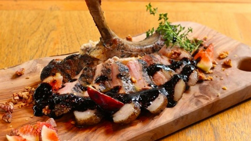 『骨付き豚ロースのグリル』クルミと季節のフルーツソース