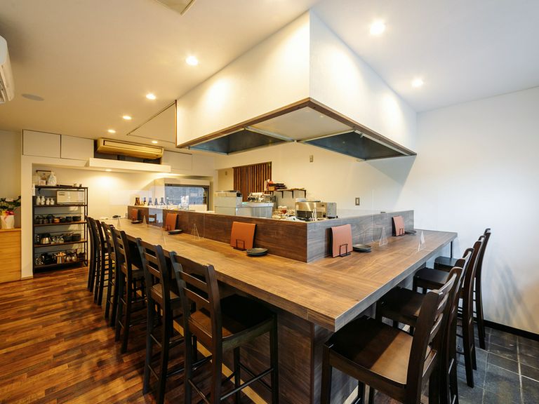 カフェのような店内で鮮魚使った和洋中の創作料理がいただける