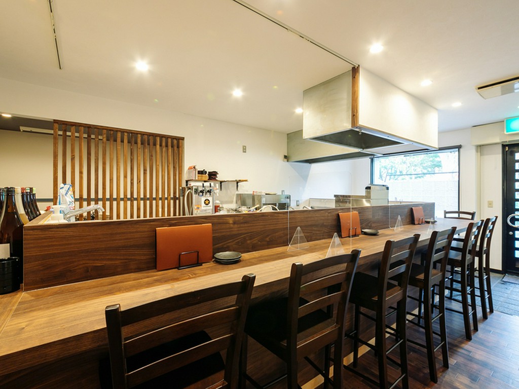 広めのカウンター席でゆったりと食事やお酒が楽しめる