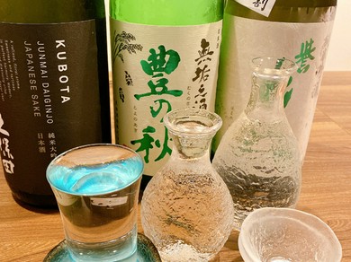 鳥取県産のほか日本各地の地酒がそろう。季節ものなど珍しい味も