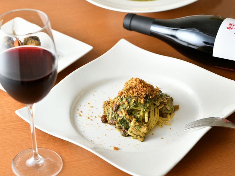 シチリア産を中心としたワイン。カウンター席での一杯もおすすめ