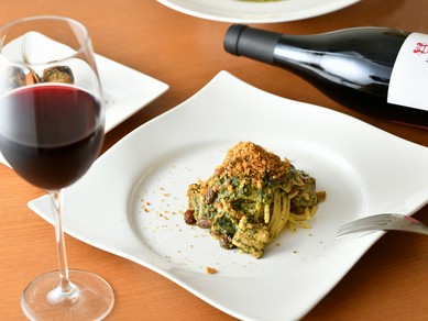 シチリア産を中心としたワイン。カウンター席での一杯もおすすめ