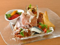 いろいろな料理を少しずつ楽しめる、本日のおすすめ前菜の盛り合わせ。テーブル人数分のオーダーとなります。