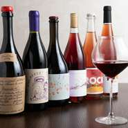 グラスで気軽に楽しめるナチュラルワイン。ワインはイタリアやフランスだけでなく、ニューワールドも用意。地域問わず、おすすめのワインをセレクトしています。