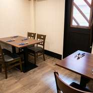 友人との気兼ねない女子会にもうってつけのお店。素材を活かしたフリットとナチュラルワインを楽しみながら、ガールズトークを弾ませてみませんか。