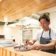 料理一品とグラス一杯を、のんびり味わっていただくことを大切にしているお店。接客面でもリラックスできるお店づくりを意識。必要とあれば黒子に徹し、それぞれのゲストが求める距離感での接客を心がけています。