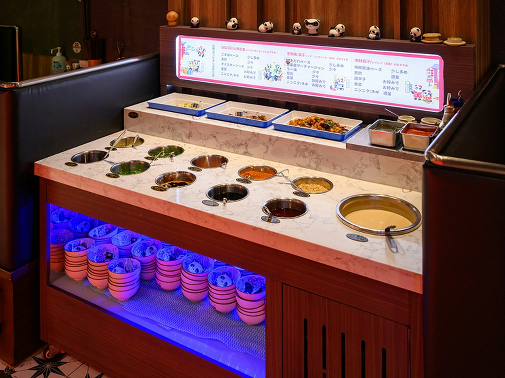 本場四川の味を再現した絶品火鍋を12種の特製つけダレで堪能