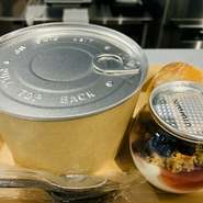 チョップドサラダ、スコーン、グラノーラ、オリジナルドリンクがセットになった女性に大人気のランチセット