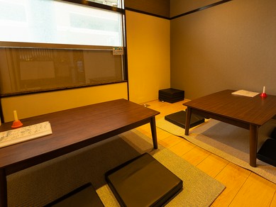 4名から利用できる個室や、小上がり席を完備