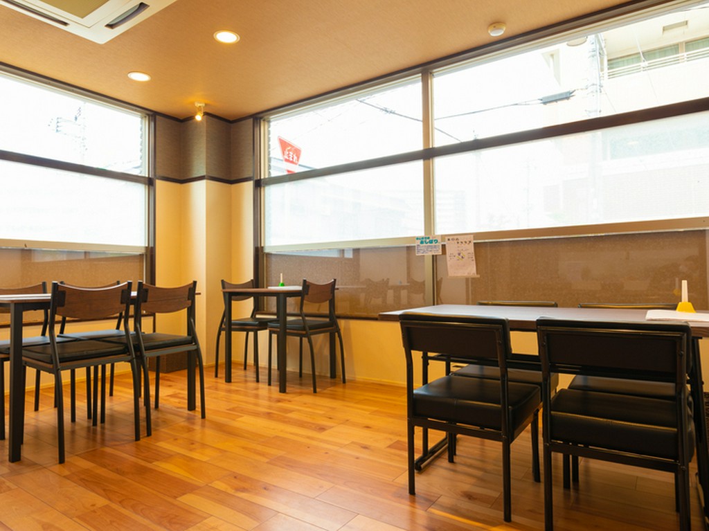 消毒液を設置し、ソーシャルディスタンスを保てるように席を配置