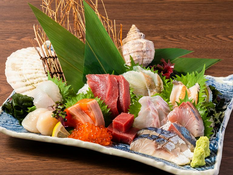 肉厚にスライスした魚介類。ボリュームも満点の『本日のおまかせお造り』