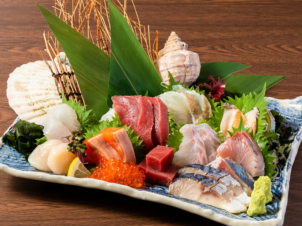 肉厚にスライスした魚介類。ボリュームも満点の『本日のおまかせお造り』