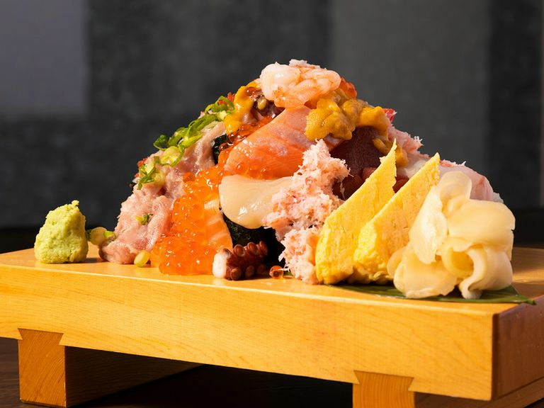酢飯が見えなくなるほど、山のようにネタを盛り付けている『海鮮こぼれ寿司』
