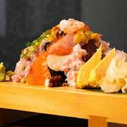 酢飯が見えなくなるほど、山のようにネタを盛り付けている『海鮮こぼれ寿司』