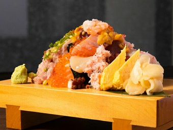 酢飯が見えなくなるほど、山のようにネタを盛り付けている『海鮮こぼれ寿司』