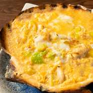 大きなホタテ貝殻の中にホタテ貝と味噌だれを入れて焼き上げ、卵でとじた一品。半熟状態の卵には貝の旨みが溶け出し、香ばしい味噌からは食欲をそそられ、日本酒にもよく合います。