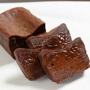 世界最高級のチョコレートをオリジナルブレンドし、贅沢に使用した濃厚でビターな味わいのガトーショコラです。
