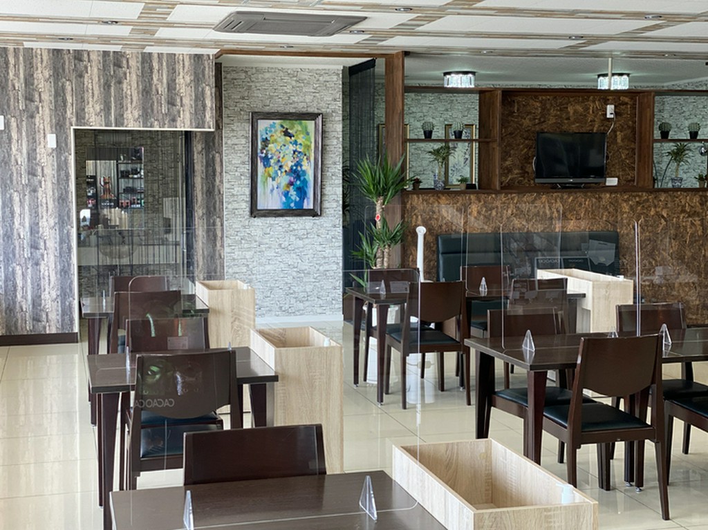 内観　テーブル席