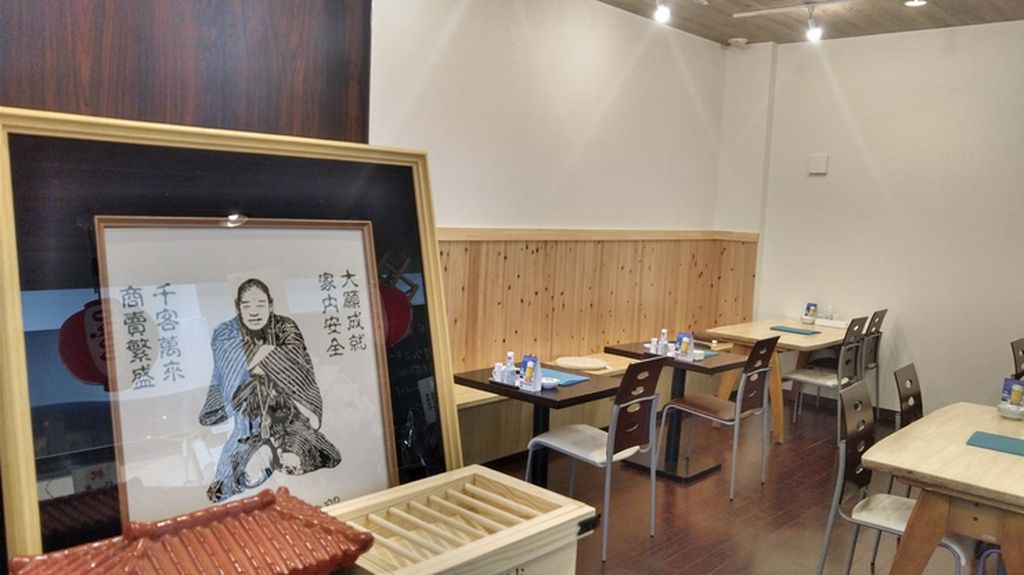 テーブル、2名席×2、4名席×3、6名席×1、カウンター席5席