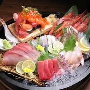 2人前からオーダー可能。市場から仕入れた上質な魚介を5～6種類いただけます。小さめサイズの『名物なだれ寿司』がついてくるのもポイント。プラス1000円で1人前を追加できます。