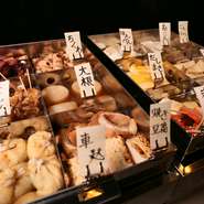 人気店のおでんをいただけます。味の決め手は、甘めの醤油や厳選した鰹と昆布など、複数の食材を組み合わせた自慢のだし。優しい味わいで、一口食すと「ホッ」とした気持ちにさせてくれます。